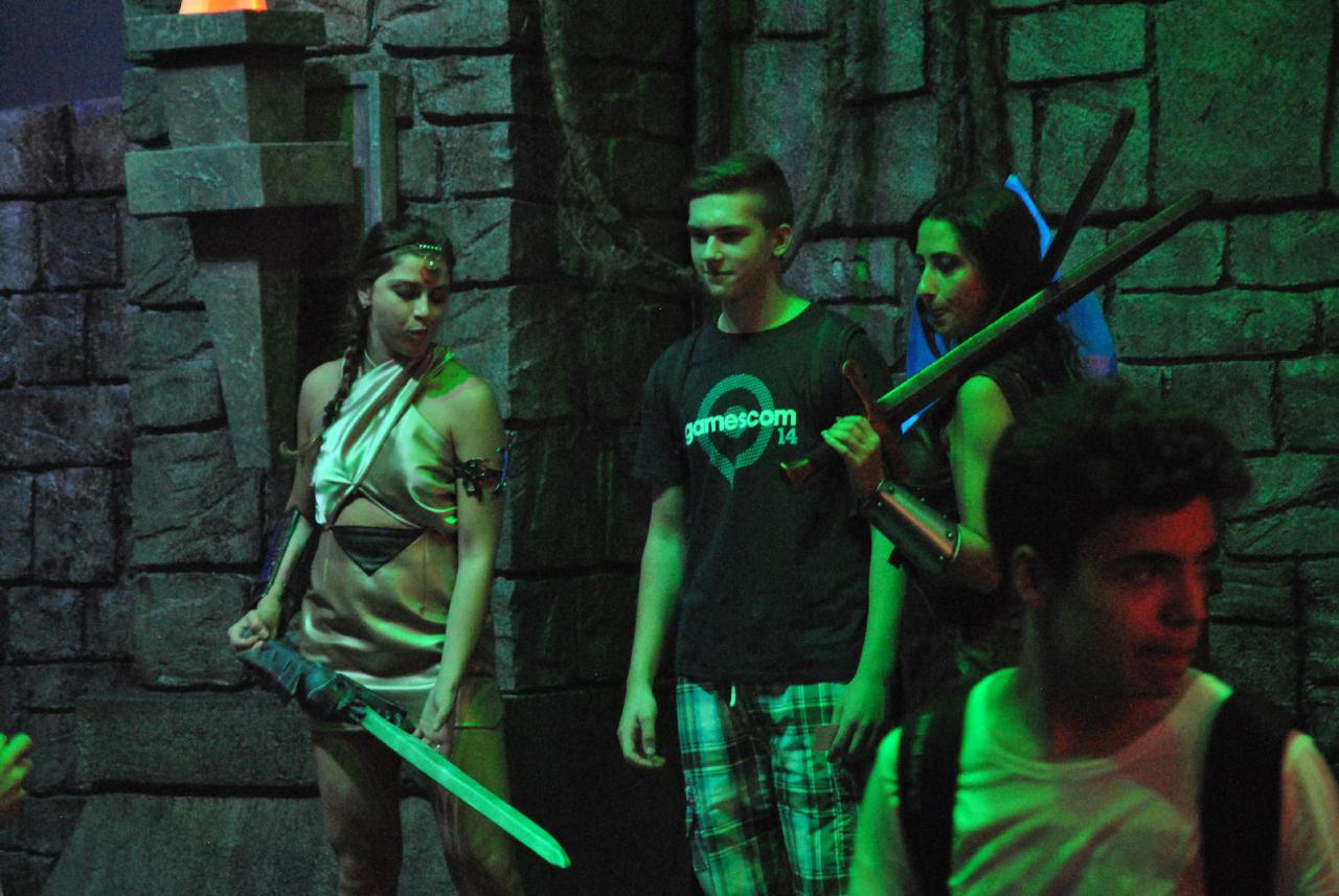 [06/08/2015] Gamescom 2015 - Babes, Messestände, Warteschlangen - Fotos von Tag 2 (5)
