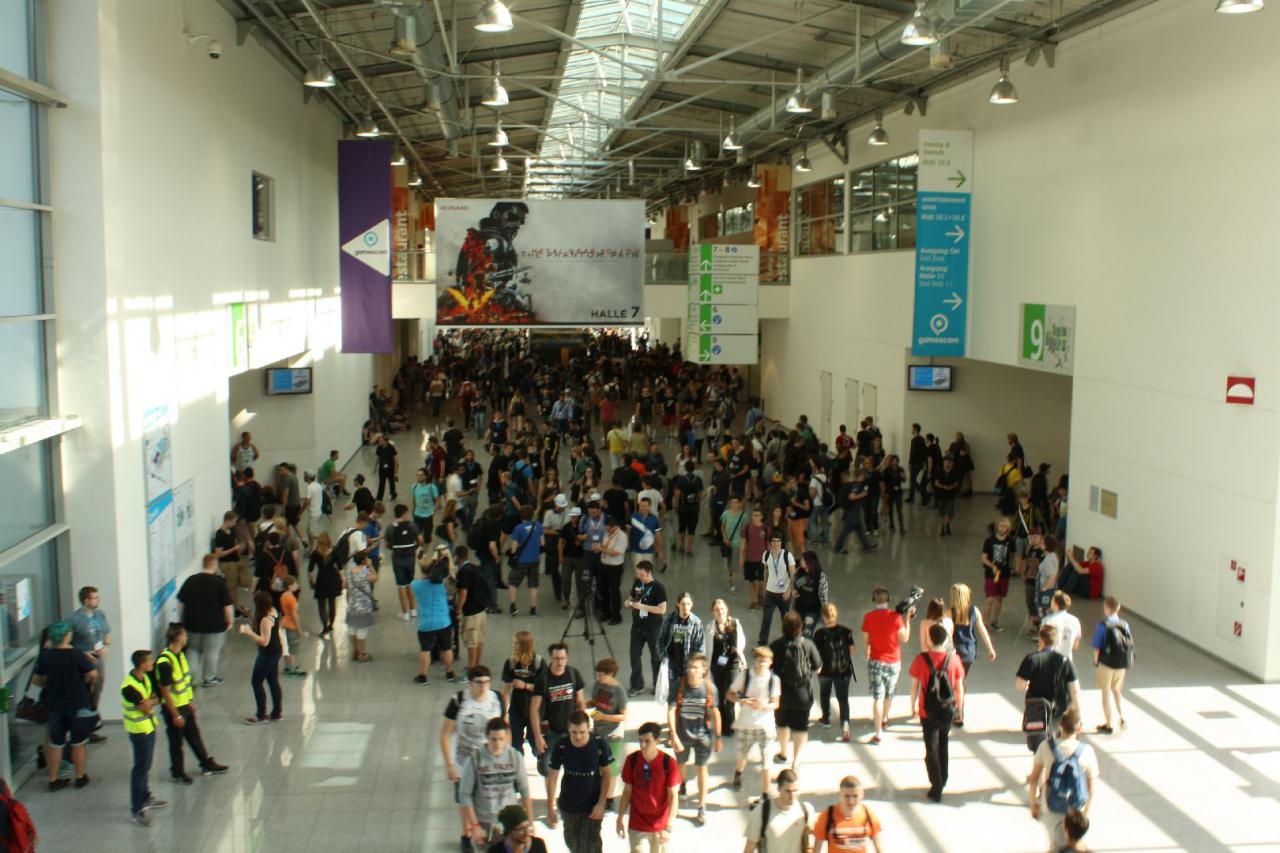 [06/08/2015] Gamescom 2015 - Weitere Bilder zeigen euch die Messestände samt Warteschlangen. (37)