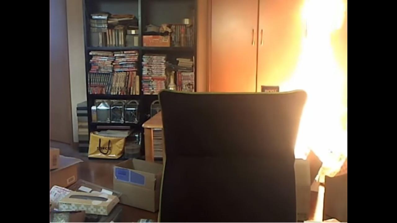 [05/10/2015] Ein Streichholzbriefchen, Feuerzeugbenzin und jede Menge Feuer. Damit hat es ein japanischer Minecraft-Spieler zu fragwürdiger Berühmtheit gebracht. Der Mann setzte sein Zimmer in Brand, indem er ein brennendes Streichholz in einen Papierkorb warf. Im Mülleimer lagen bereits mit Benzin getränkte Lappen. Durch eine Verkettung von unglücklichen oder besser gesagt gedankenlosen Umständen, geriet das Zimmer in Brand. Verletzt wurde niemand.