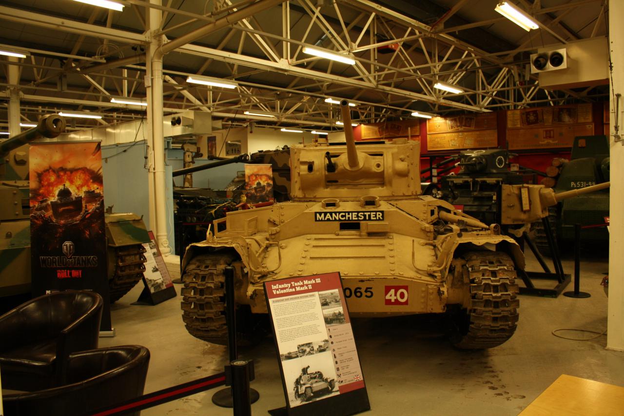 [25/02/2016] Tank Museum Bovington, Ausstellungshalle mit Exponaten des Zweiten Weltkriegs - hier: ein Valentine Mark 2