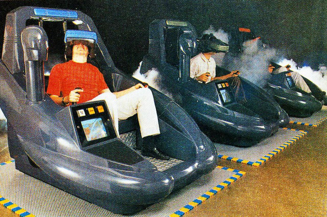 [15/02/2016] Eintagsfliege: Die Firma Virtuality stellte opulente, teure aber wenig spaßige VR-Arcade-Automaten her. Das führte zu einem kurzen Hype und sehr schnell zur Insolvenz.