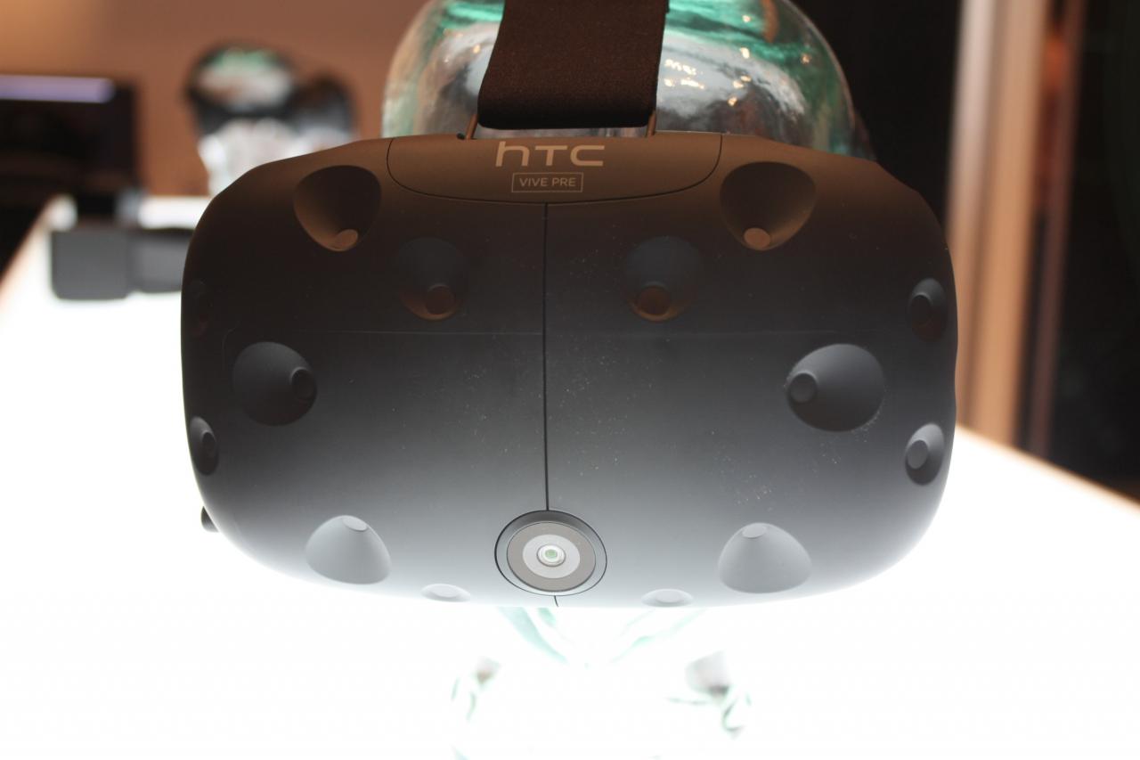[10/03/2016] HTC VIVE: Die neue Version des Headsets verfügt nun über eine Kamera (unten in der Mitte), zum Scannen des Raumes.