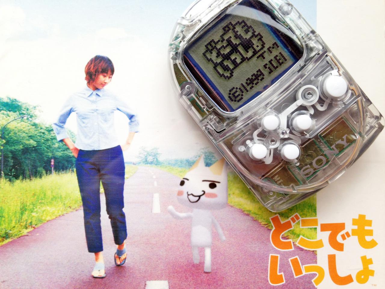 [01/04/2016] Treuer Begleiter: Die Pocketstation passt in jede Hosentasche. Die Katze Toro Inoue aus dem Spiel DokoDemo Issyo avancierte in Japan zum Sony-Maskottchen.