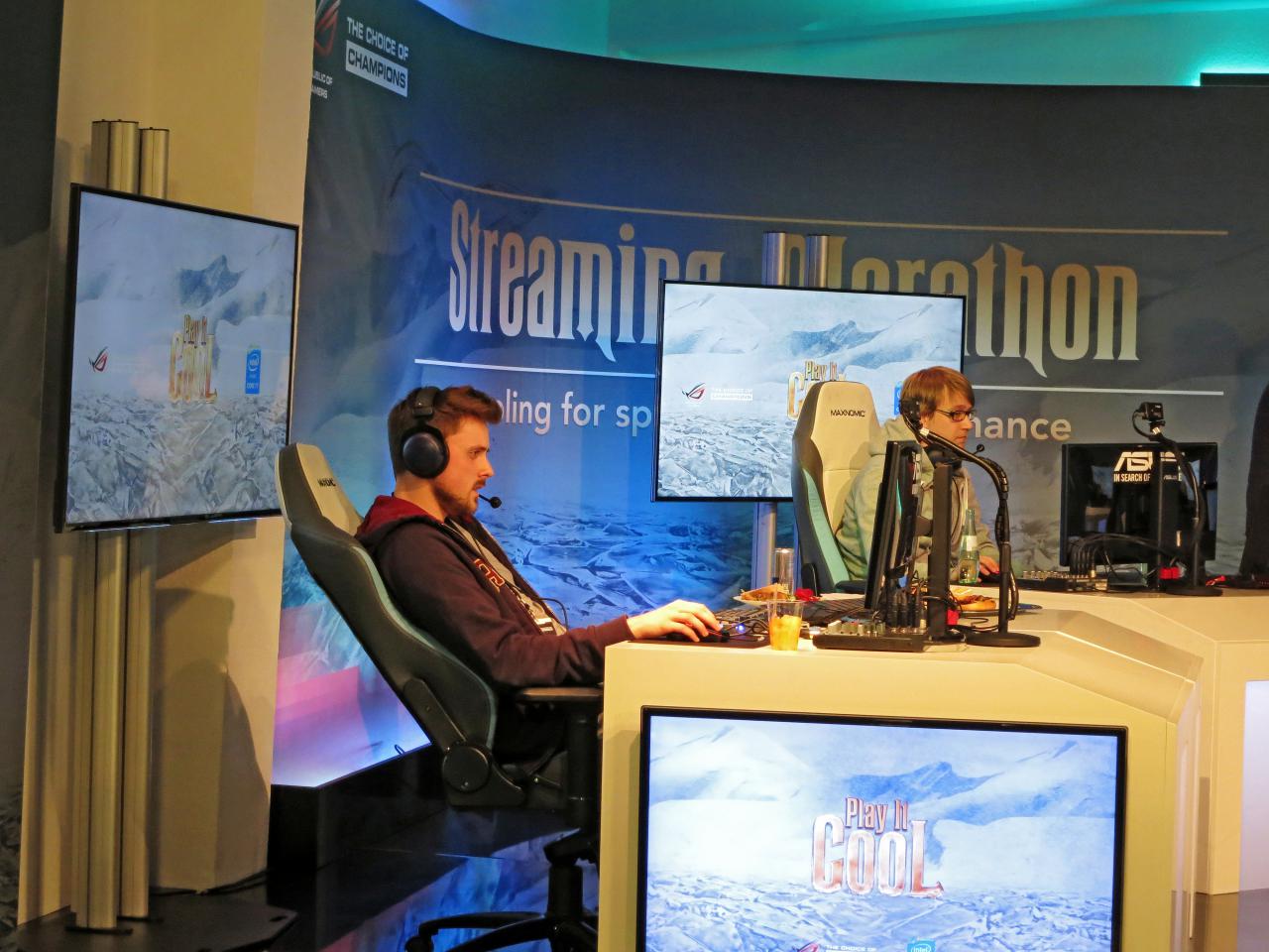 Hearthstone-Pro Sebastian „Forsen“ Fors (links im Bild) hat über 450.000 Twitch-Follower. „Ich kann vom Streamen und dem Spielen in Turnieren leben. Dazu reise ich viel. Das ist mein Beruf. Und er macht Spaß!“, sagt er im PC-Games-Interview.