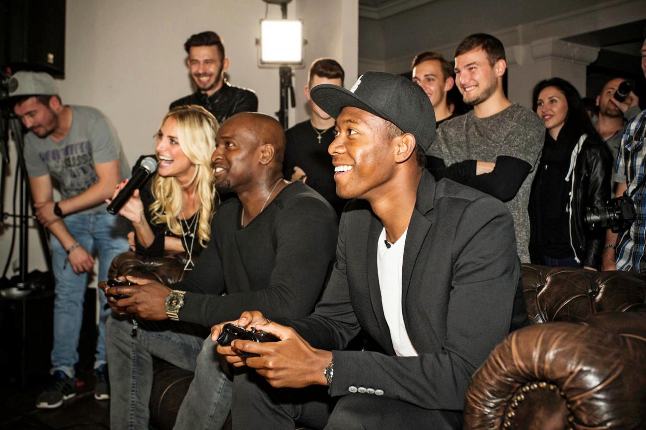 Kicker-Prominenz: David Alaba vom FC Bayern München unterstützt die Virtuelle Bundesliga, eine eigens von EA Sports veranstaltete Liga für FIFA 16.