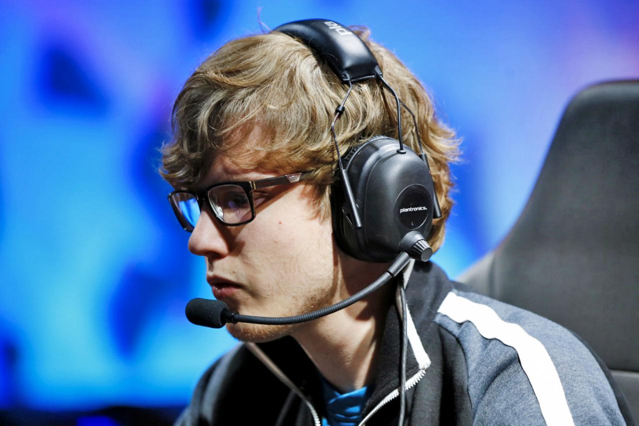 Als Maurice Stückenschneider sein Hobby zum Beruf machen will und seinen Eltern erzählt, dass er Pro-Gamer in League of Legends werden möchte, bezeichnet ihn sein Vater als Träumer. Heute sind Mama und Papa ziemlich beeindruckt, wie viel Geld Sohnemann mit 21 Jahren bereits verdient: Allein der dritte Platz bei den League of Legends World Championships brachte dem Profi aus Bocholt 26.000 Euro ein. Im Jahr verdient „Amazing“ laut eigener Aussage 80.000 Euro – „wenn wir alles richtig machen und bei den großen Turnieren auf die vorderen Plätze kommen“.