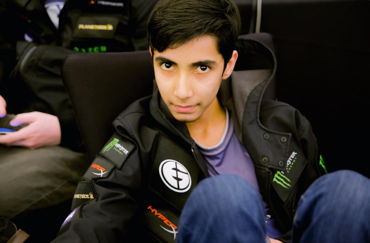 Am 9. Februar 2015 schreibt ein Teenager wahre eSports-Geschichte: Sumail Hassan Syed aus Karatschi, Pakistan gewinnt mit seinem Team Evil Geniuses die Asia Championships in Dota 2 und fliegt anschließend mit einem Scheck über eine Million Euro nach Hause. „SumaiL“ ist das neue Goldkind der Szene: Er ist erst 15 Jahre jung und hat zuvor noch nie in einem Profi-Team gespielt – 2015 war seine erste Dota-Saison überhaupt. Sympathisch: Dem eSports-Überflieger ist der Erfolg nicht zu Kopf gestiegen, er hat einen Teil des Geldes für Flüchtlinge gespendet und den Rest angelegt. 