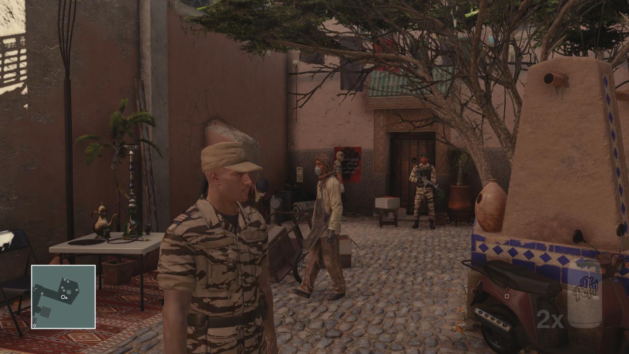 Was es wohl mit den vermummten Typen auf sich hat? Findet es heraus, indem ihr die Straßen von Marrakesch aufmerksam begutachtet.