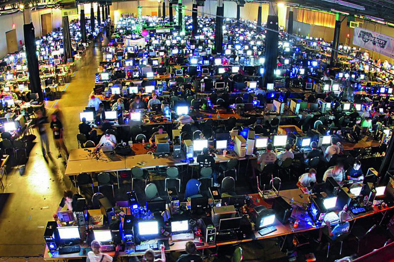 [23/06/2016] Die dunklen Hallen des riesigen BYOC-Bereichs (Bring Your Own Computer) sind der Mittelpunkt der QuakeCon. Von Jahr zu Jahr locken sie mehr Fans nach Dallas im US-Bundesstaat Texas.