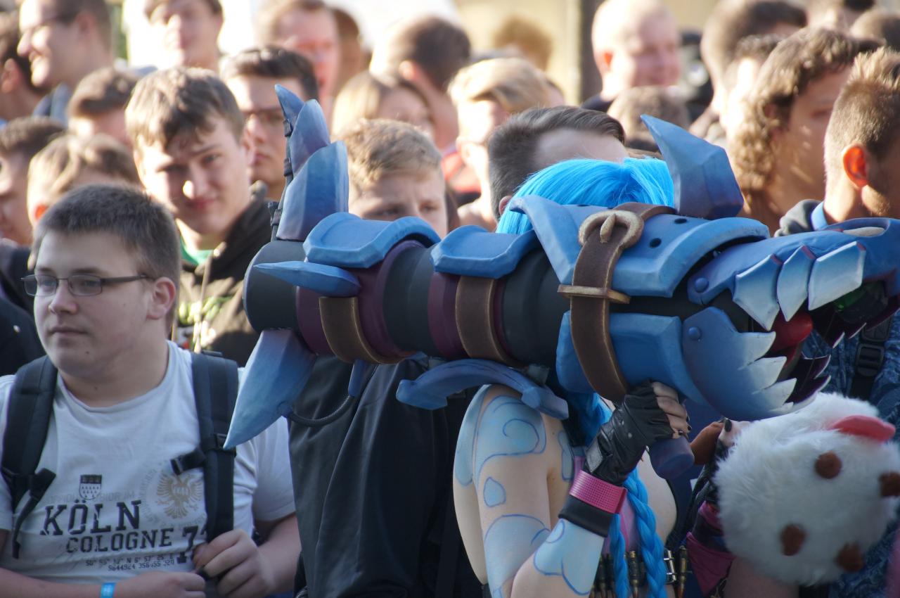 [18/08/2016] Cosplayer-Waffenverbot: Bei erkennbar fiktiven Gerätschaften drückte das Sicherheitspersonal ein Auge zu.