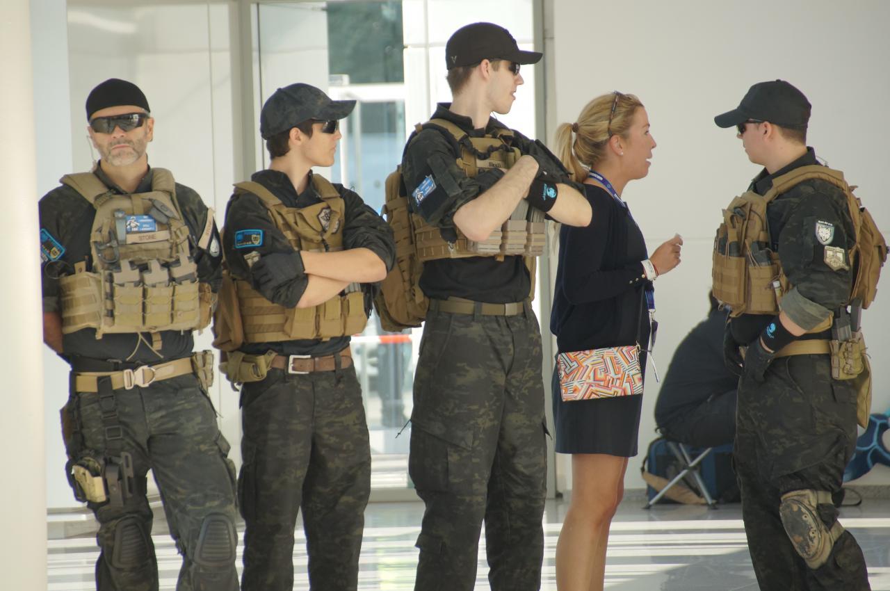 [18/08/2016] Wer in Verkleidung auftrat durfte keine realistischen Nachbildungen echter Waffen als Teil seines Kostüms tragen.