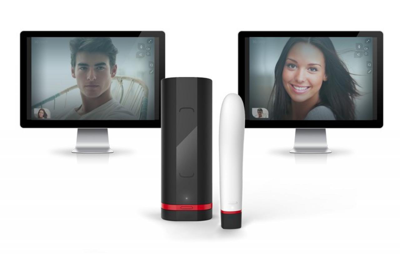 [16/08/2016] Das niederländische Unternehmen Kiiroo verkauft moderne Sextoys für Fernbeziehungen: Die eingebauten Sensoren im Vibrator werden über das Internet an den mechanischen Masturbator übertragen, um die Bewegungen zu synchronisieren.