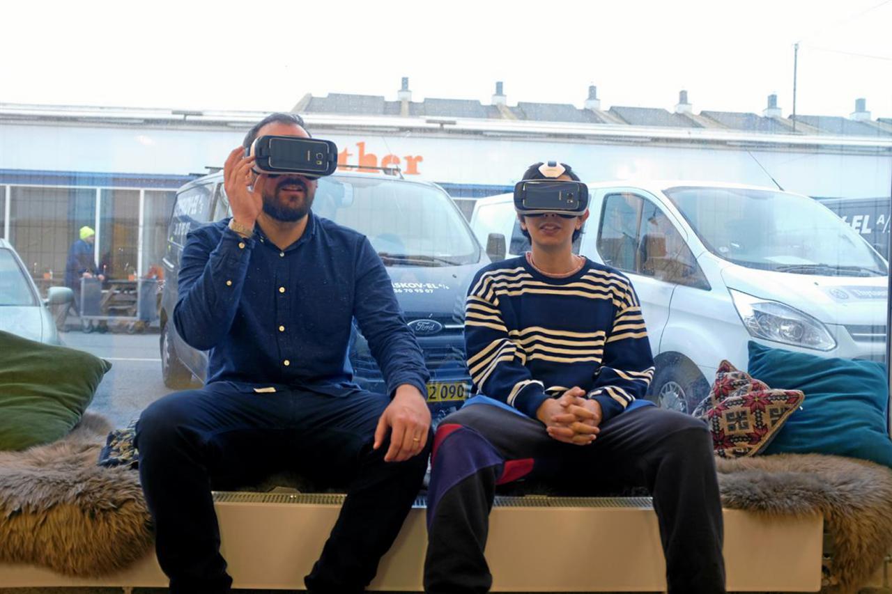 [14/10/2016] Ein Tag im VR-Café: Im Café Khora in Kopenhagen kann man sich gegen eine Gebühr in VR-Welten verfrachten und dabei lernen, kreativ sein und spielen.
