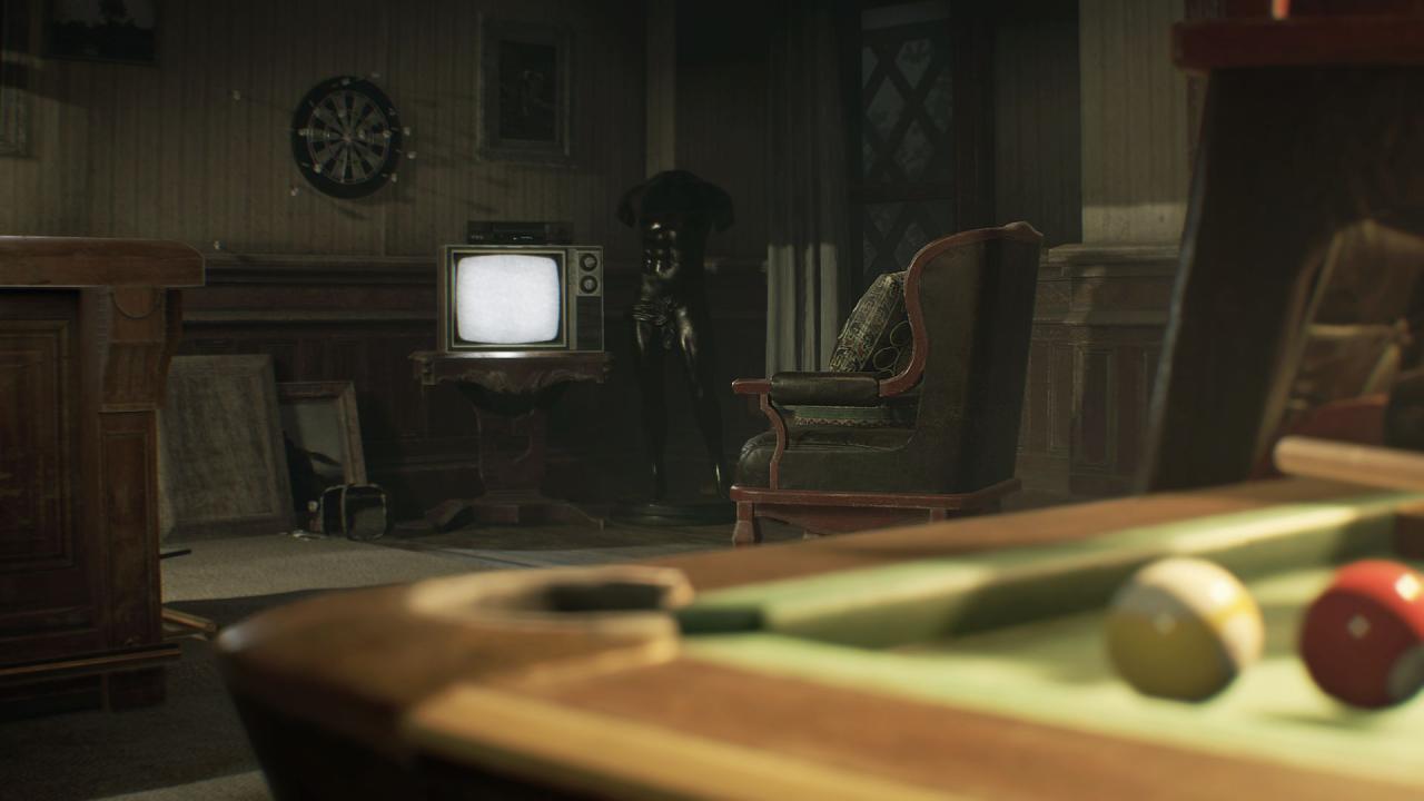 [29/11/2016] Schaut euch immer genau um: Hinter jedem Objekt und jedem Möbelstück könnt ein wertvolles Item herumliegen. Diese blinken in Resident Evil 7 auch nicht mehr auf.