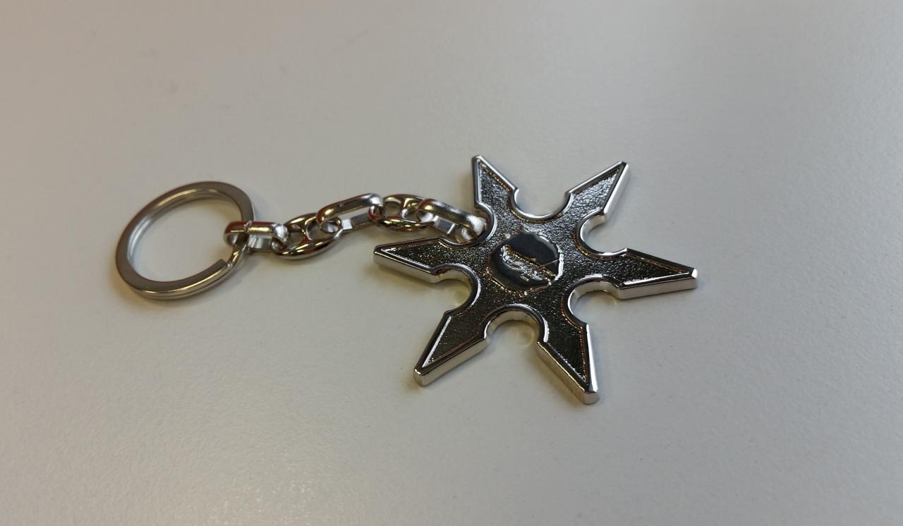 Der Schlüsselanhänger im Shuriken-Design. Die Ecken sind abgerundet.