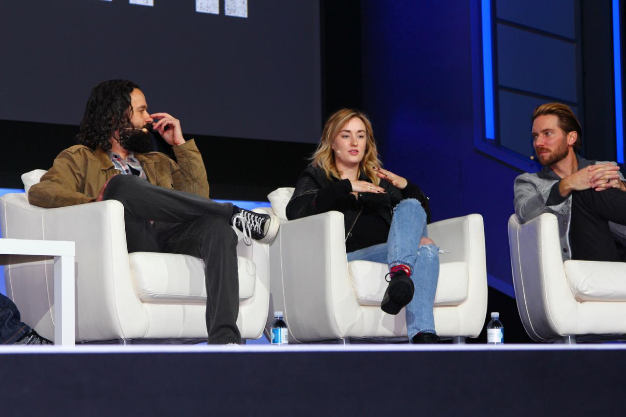 [11/01/2017] Dream-Team: Chefautor Neil Druckmann (links), Ash­ley Johnson (Ellie) und Troy Baker (Joel) sprachen in Los Angeles ausführlich über die Entwicklung.