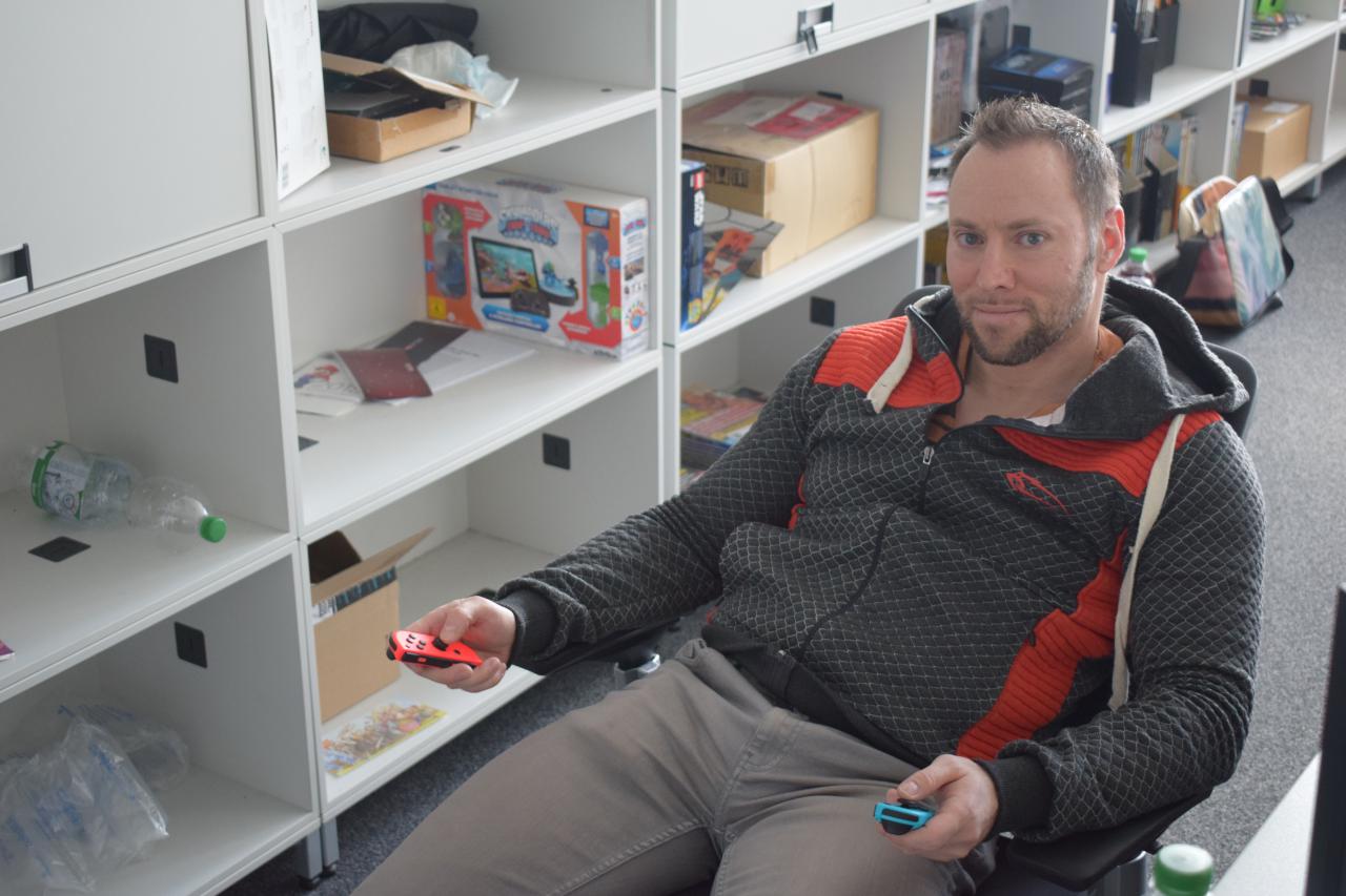 [24/02/2017] Beim Switch-Event musste er noch zuhause bleiben, aber jetzt konnte Andy endlich auch einmal die JoyCons ausprobieren.