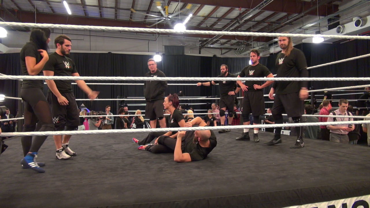 [01/04/2017] Tommaso Ciampa trainiert mit Peyton Royce unter Anleitung von Kassius Ohno.