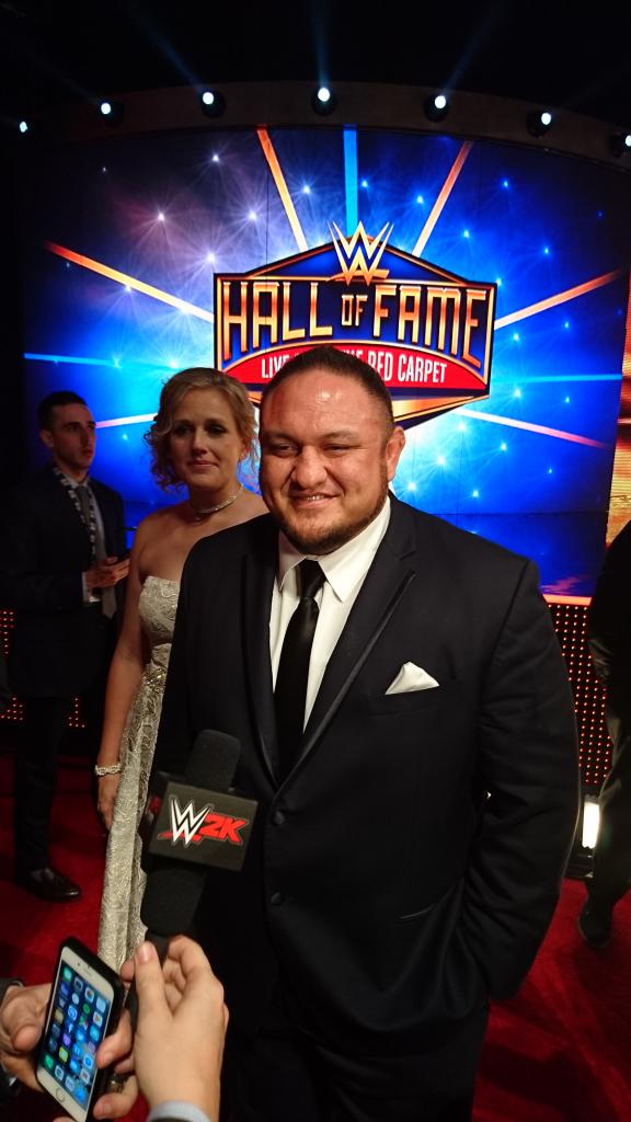 [01/04/2017] Bei der Hall of Fame drücken sich aktuelle Stars und Legenden die Klinke in die Hand. Samoa Joe hat jedenfalls bessere Laune als am Morgen.