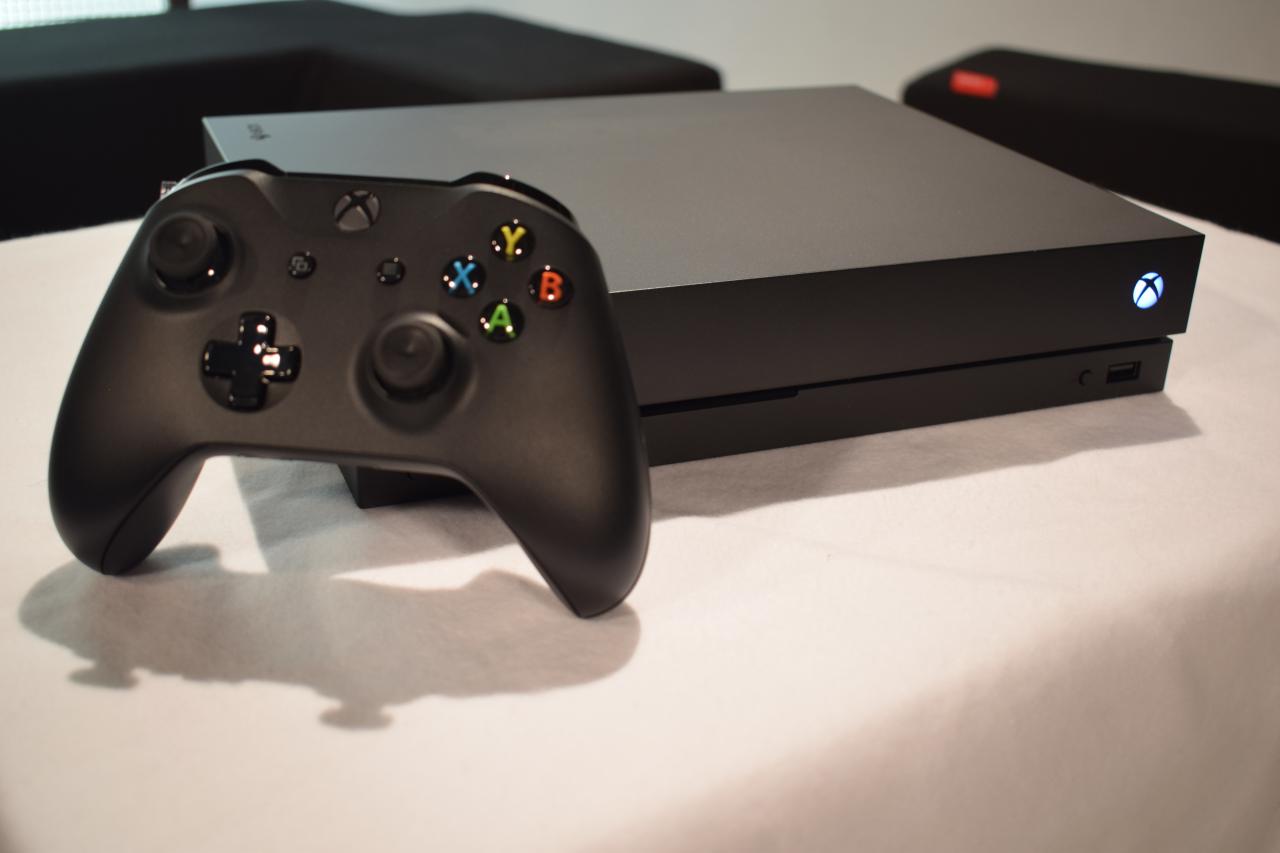 [20/06/2017] Gerade durch den nebenstehenden Controller wird ersichtlich, wie klein und zierlich die Xbox One X doch ist.