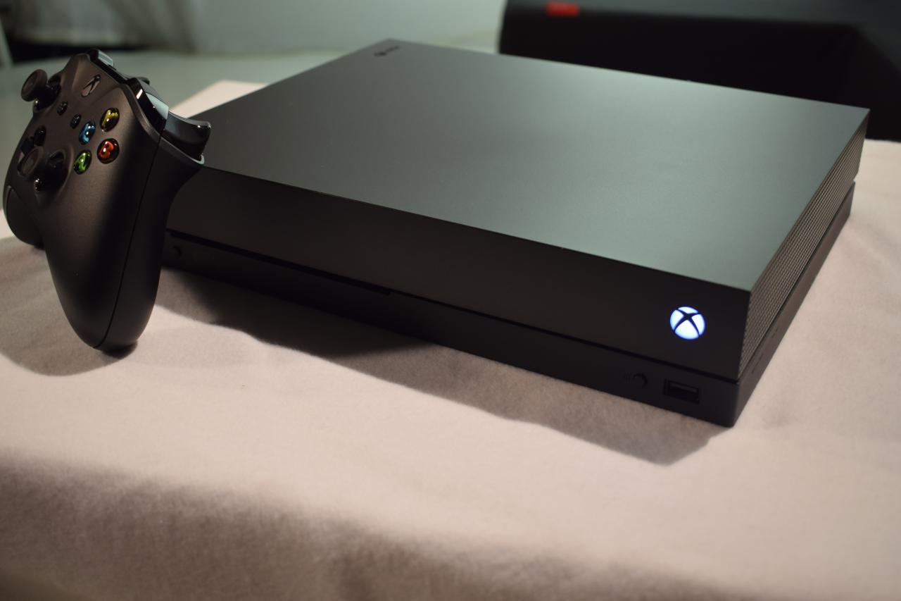 [20/06/2017] Immerhin durfte das Xbox Logo leuchten, sodass sie dem vollgepackten Zwilling bis aufs I-Tüpfelchen gleicht.