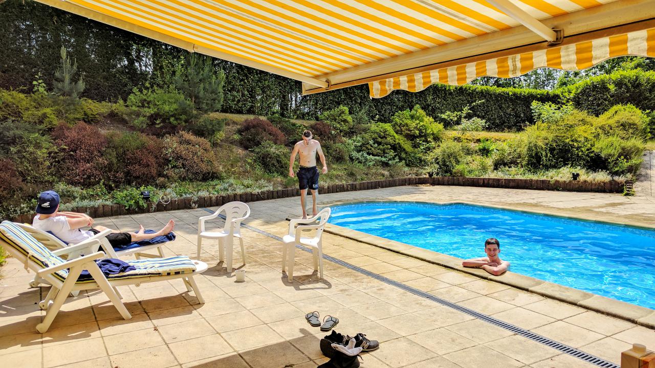 [20/07/2017] In der Sommerhitze kommen dem Team der zum Haus gehörende Pool und der riesige Garten gerade recht.