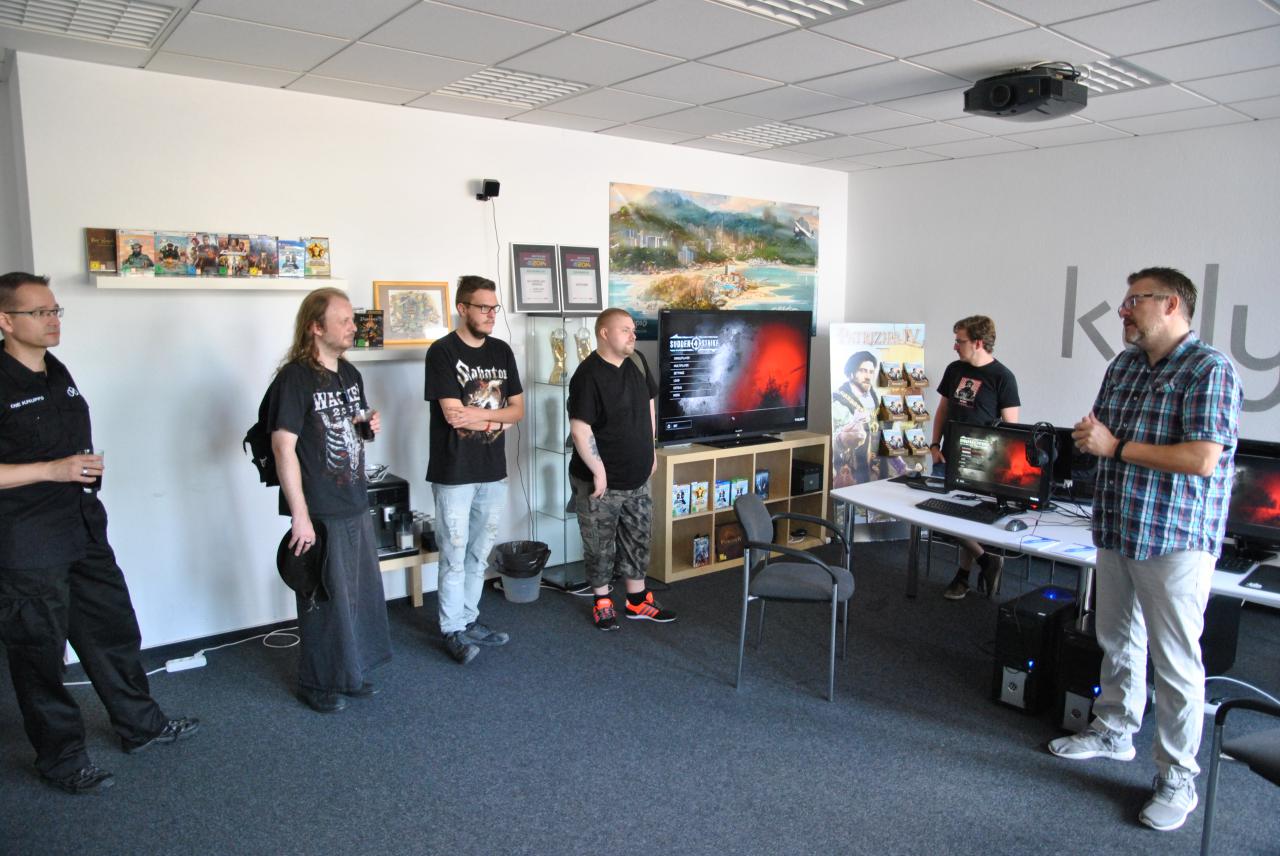 [21/07/2017] Producer Christian Schlütter und PR-Manager Bernd Berheide gaben vor dem Anspielen einen kleine Präsentation zu Sudden Strike 4 und zur Firmengeschichte von Kalypso Media.