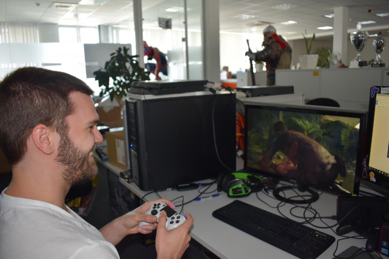 [31/07/2017] Bernhard, kannst du den Controller fürs Foto bitte etwas höher halten? Danke!