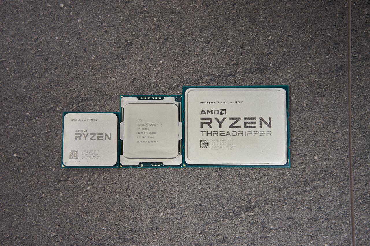 [03/08/2017] Größenvergleich von links nach rechts: Ryzen 7 1700X, Intel Core i7-7820X und Threadripper 1920X
