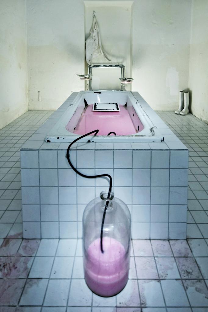 [17/08/2017] Dies ist ein Bild aus dem Vorgänger: O.R.pheus. Aber auch bei EURYDIKE werdet ihr medizinische Geräte aus den 50er Jahren und grafische Symbole sehen, die ihr finden müsst.
