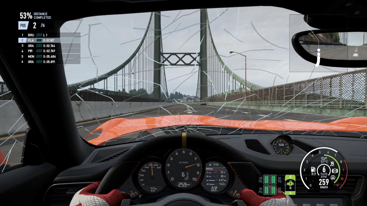 [10/08/2017] Die vielen Risse erschweren die Übersicht aus der Cockpit- oder Helm-Perspektive deutlich. Hätten wir mal besser aufgepasst!