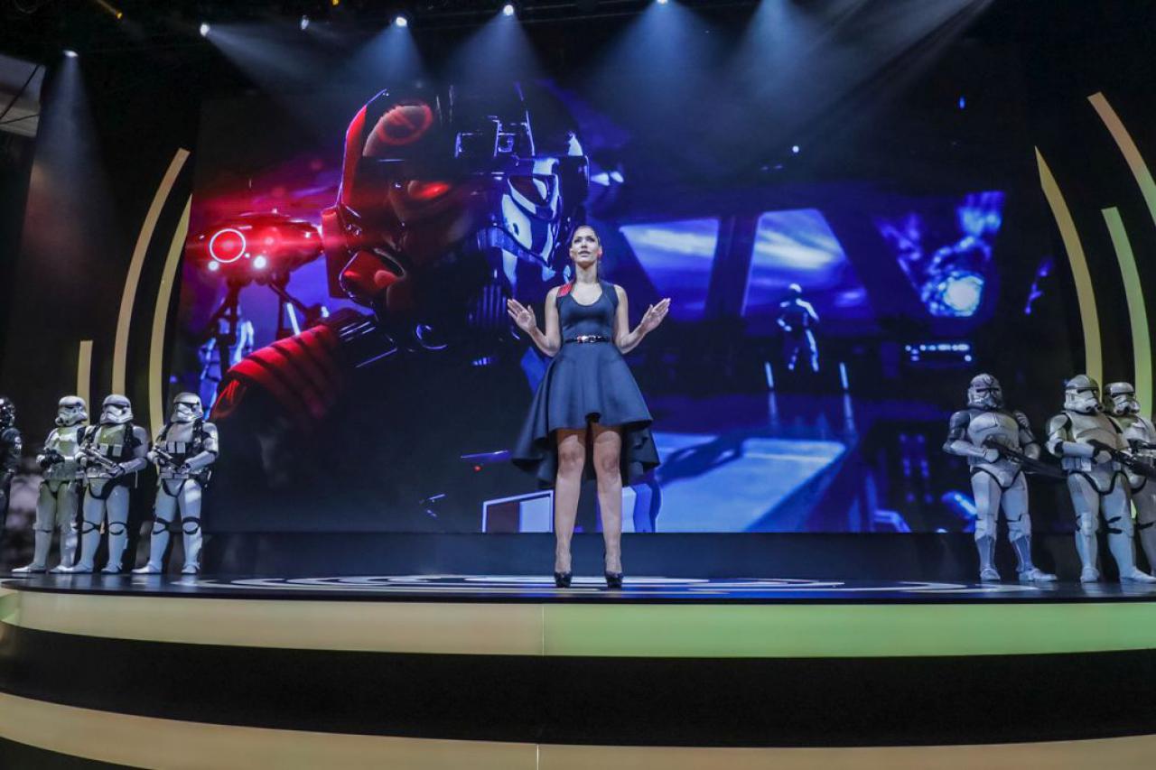 [04/08/2017] Janina Gavankar präsentiert Battlefront 2 auf der EA-Play-Pressekonferenz.