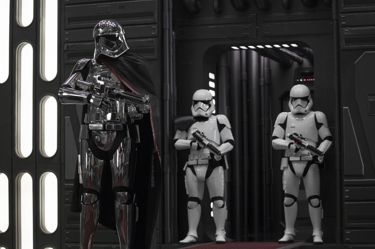 [12/12/2017] Captain Phasma ist erneut kaum mehr als schicke Dekoration.