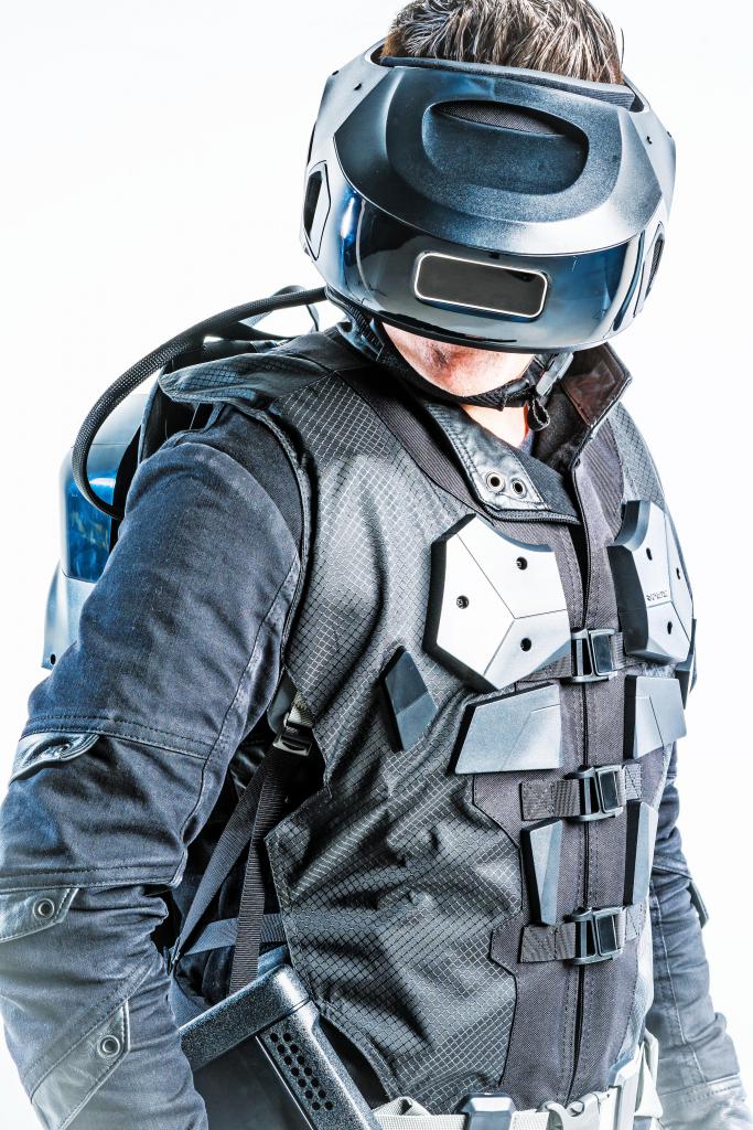 [19/01/2018] VR-Spielhallen des Unternehmens The Void nutzen maßgeschneidertes VR-Equipment namens Rapture Gear. Dieses besteht aus hochklappbaren Brillen mit extragroßem Sichtfeld, haptischen Westen und speziellen Waffen-Controllern