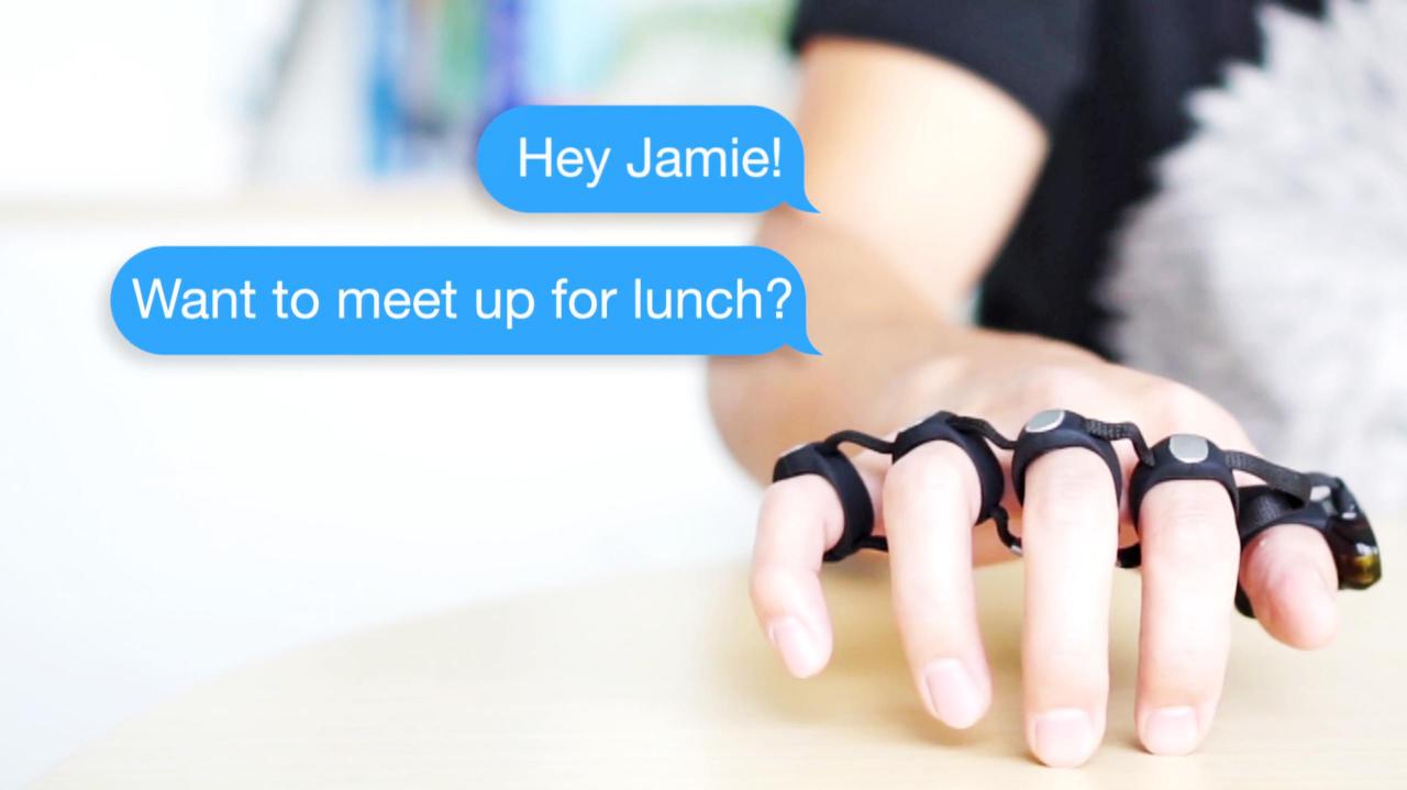 [19/01/2018] Tap Systems werkelt an einer Sensor-Tastatur, die man sich wie einen Schlagring um die Finger schnallt. Das Tippen von Texten in VR-Umgebungen könnte damit selbst für Laien zum Kinderspiel werden.