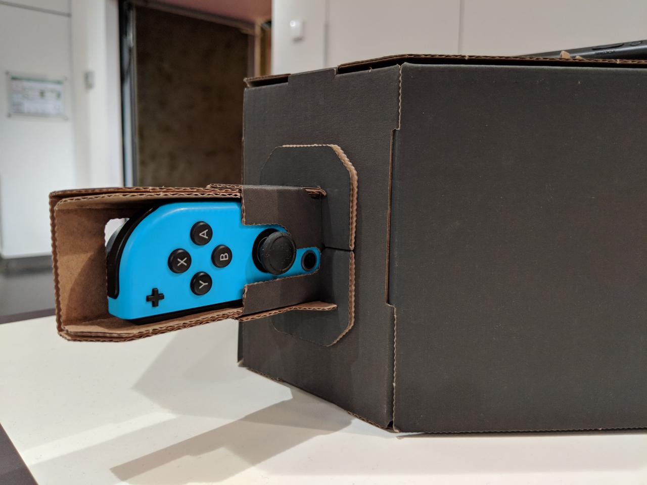 Der rechte Joy-Con wird an der vorgesehenen Stelle auf der Rückseite des Klaviers platziert und nimmt per Sensoren alles wahr, was ihr mit den Tasten tut.