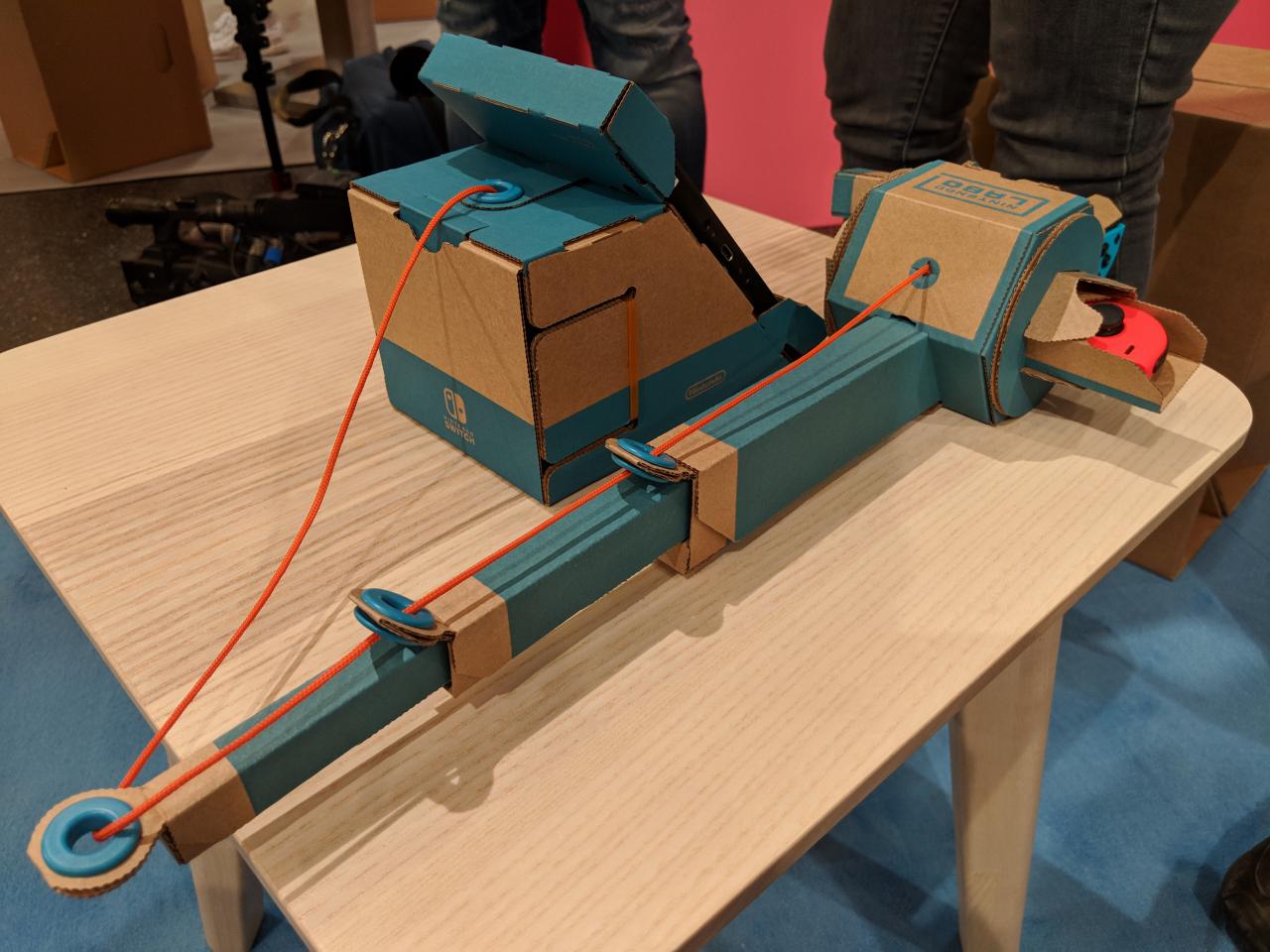 Die Angelrute kann, ganz wie ein echtes Exemplar, ausgefahren werden. Die Schnur endet im Bodenteil mit der Switch und wird aufgerollt.