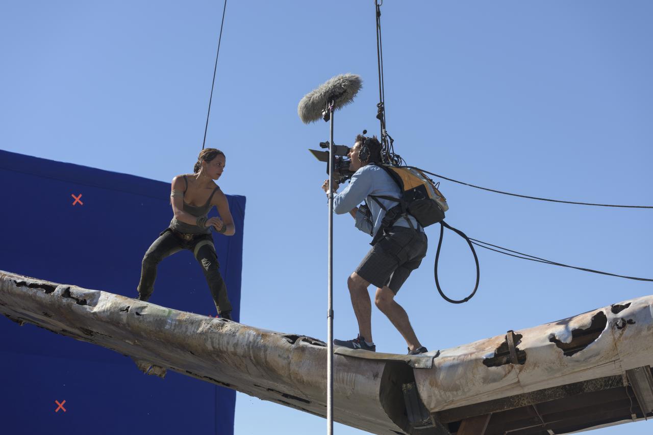 [14/03/2018] Beim Dreh: Gesichert mit Seilen, führte Alicia Vikander etliche Stunts selber aus.