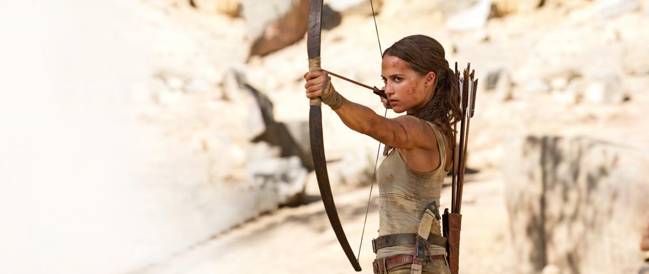 [14/03/2018] Selbstverteidigung: Die Erwachsene Lara (A. Vikander) weiß auch mit dem Bogen umzugehen.