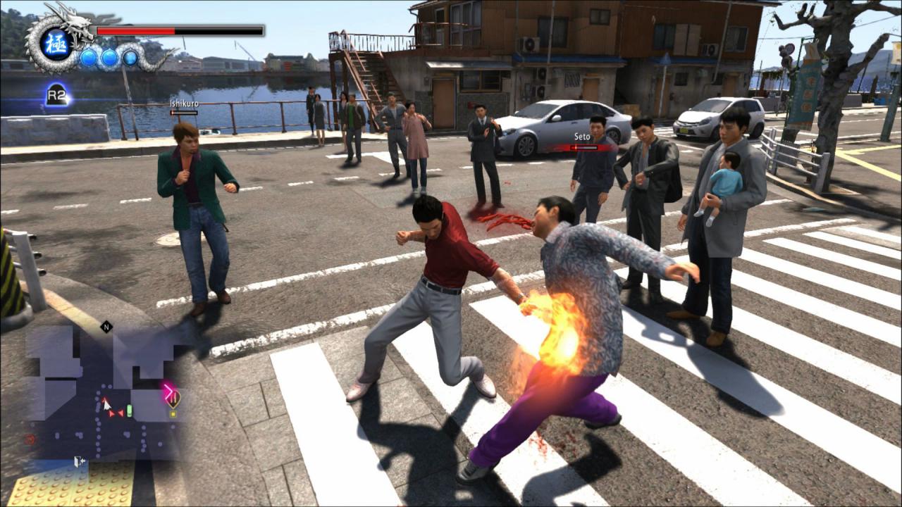 [20/03/2018] Kiryu zieht Schlägereien magisch an. Ein Passant passt während der Prügelei auf den kleinen Haruto auf (rechts im Bild).