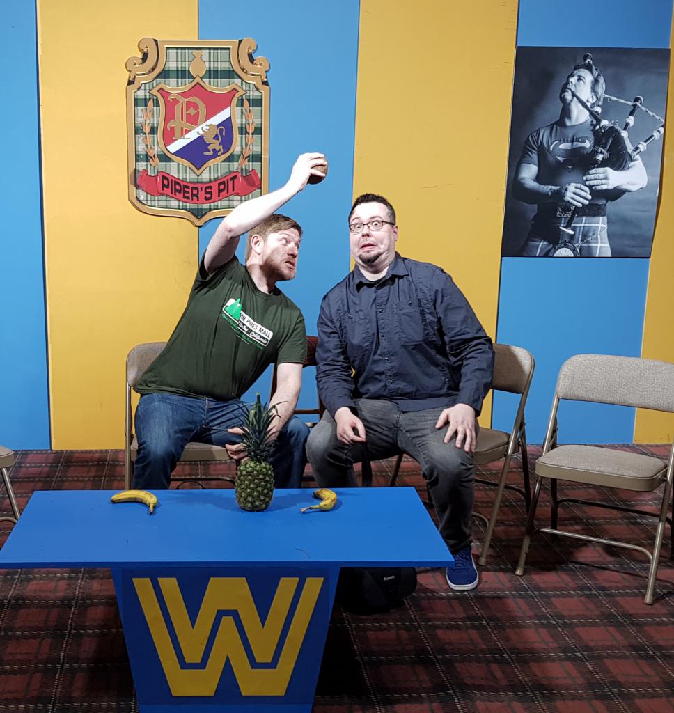 [16/04/2018] Auf der Fan-Convention Axxess gibt es jede Menge coole Foto-Gelegenheiten. Chris und 2K-PR-Mann Carlo machen es sich im Piper‘s Pit gemütlich.