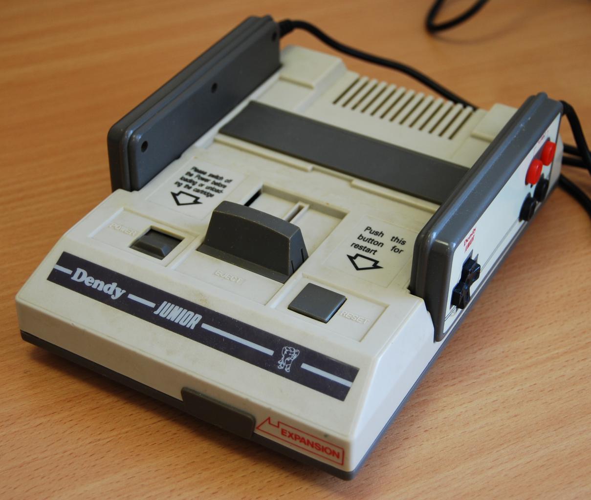 [29/06/2018] Der Dendy Junior sieht fast genauso aus wie ein Famicom, nur die Farbgebung ist anders. Die Variante war in Russland enorm populär.&nbsp;