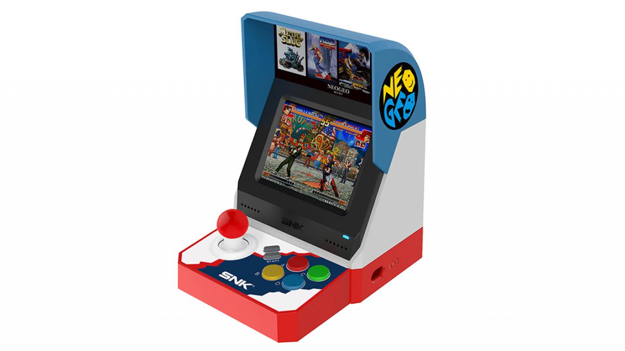 [29/06/2018] 2018 erscheint SNKs Neo Geo Mini. Sie verfügt über einen Bildschirm, lässt sich aber auch per HDMI an den Fernseher anschließen.&nbsp;