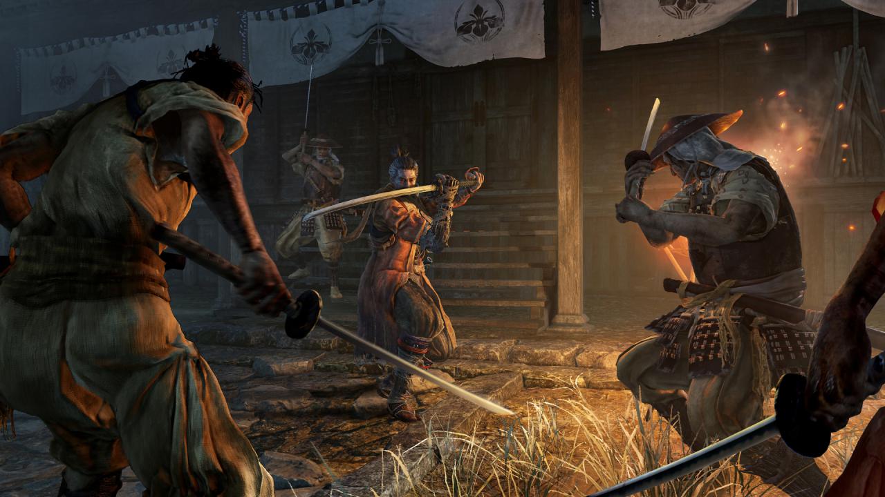 Der Shinobi Sekiro im Kampf mit Gegnern im neuen Spiel Sekiro Shadows Die Twice.