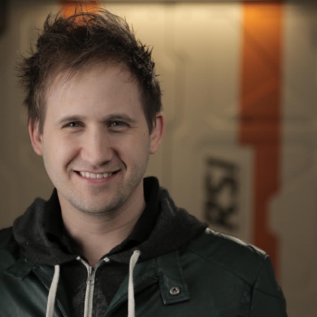 [28/06/2018] Eric Kieron Davis Studio Director in Los Angeles und zudem US-Production-Lead von Star Citizen und Squadron 42. Zuvor war er unter anderem bei Blizzard angestellt und hat auch mit Sleepwalker Studios eine Filmproduktionsfirma gegründet.