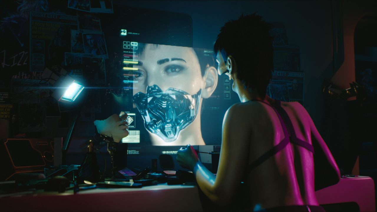Eine Frau im E3-Trailer widmet sich seelenruhig ihren Wimpern im Spiegel, während ihr Unterkiefer wie eine Perücke abgelegt vor ihr hängt; der Körper ist austauschbar wie ein Kleidungsstück.