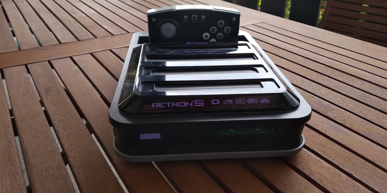 [29/06/2018] Das Retron 5 ist eines der populärsten Geräte. Das Android-System unterstützt viele Formate und erlaubt das Nutzen von Original-Pads.&nbsp;