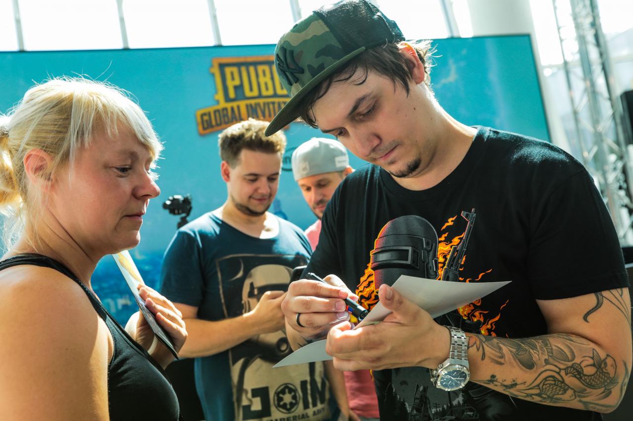 [31/07/2018] YouTube-Superstar LeFloid war ebenfalls vor Ort in Berlin und signierte fleißig Autogrammkarten. 