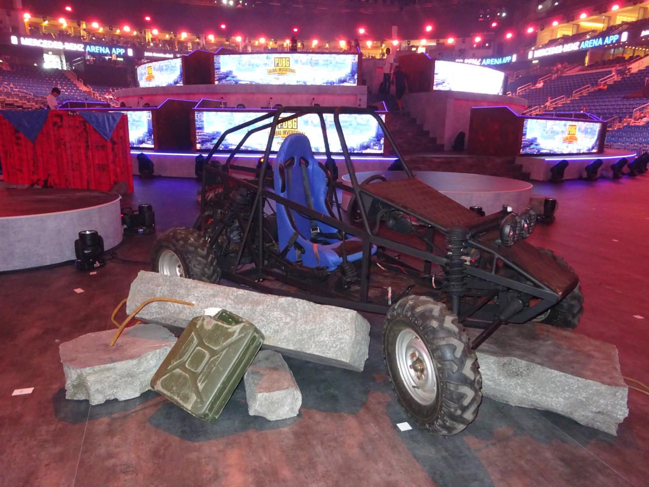[31/07/2018] Als Bühnendeko kam unter anderem dieser Buggy zum Einsatz. Look und Formfaktor entsprachen allerdings nur bedingt dem Original. 