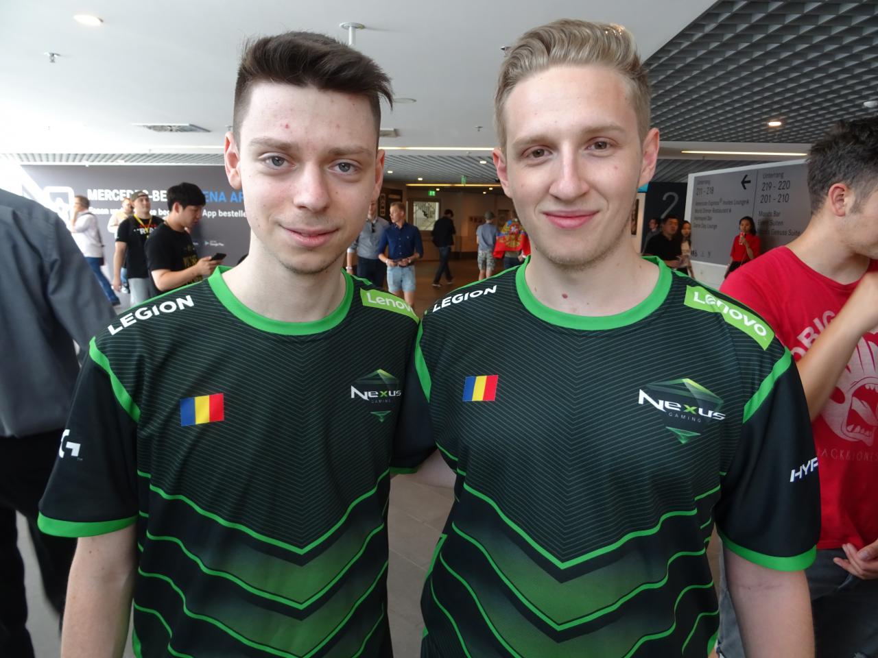 [31/07/2018] Diese beiden Semi-Pros von Nexus Gaming reisten extra aus Rumänien an, um dem Turnier beizuwohnen – und die exklusiven Skins zu erhalten. 